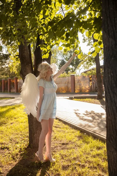 Engel Meisje Met Grote Witte Veren Vleugels — Stockfoto