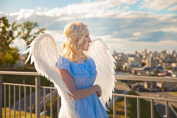 Menina Anjo Com Grandes Asas Penas Brancas — Fotografia de Stock