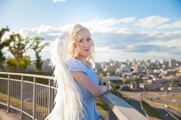 Menina Anjo Com Grandes Asas Penas Brancas — Fotografia de Stock