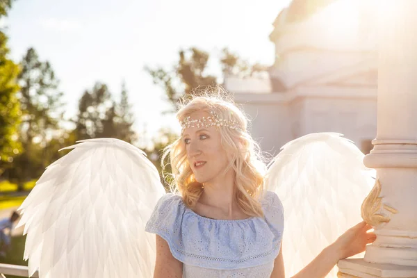 Ангел Дівчина Великими Білими Крилами Пір — стокове фото
