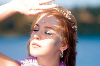 Nehir kıyısında deniz kızı kuyruklu bir kız. Mistik ve peri masalı kahramanı. Tatildeki bir sansasyon. Su temizlendi.