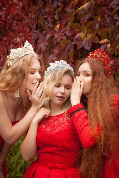 Las Rusas Son Hermosas Tradiciones Nacionales Rusas Hermanas Coronas Esposas — Foto de Stock