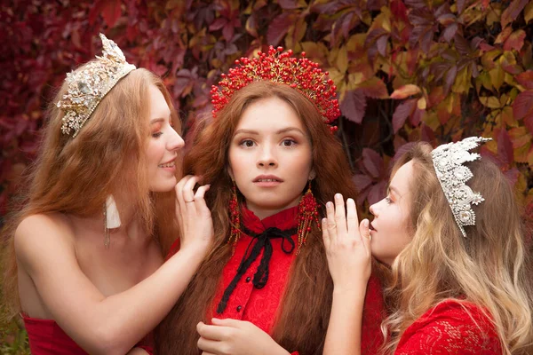 Ruské Dívky Jsou Krásné Ruské Národní Tradice Sestry Korunách Manželky — Stock fotografie