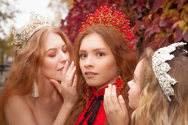 Rus Kızları Güzeldir Rus Ulusal Gelenekleri Taçlı Kız Kardeşler Yurtdışından — Stok fotoğraf