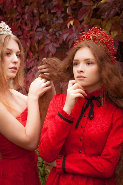 Las Rusas Son Hermosas Tradiciones Nacionales Rusas Hermanas Coronas Esposas — Foto de Stock