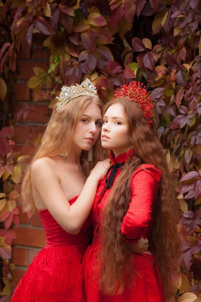 Las Rusas Son Hermosas Tradiciones Nacionales Rusas Hermanas Coronas Esposas — Foto de Stock