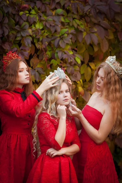 Las Rusas Son Hermosas Tradiciones Nacionales Rusas Hermanas Coronas Esposas — Foto de Stock