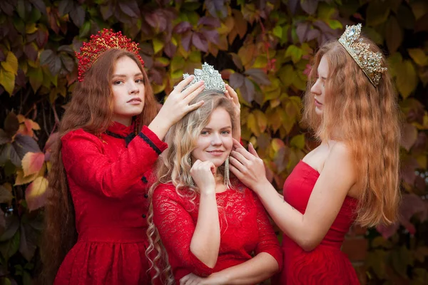 Русские Девушки Прекрасны Русские Национальные Традиции Сестры Коронах Жены Границы — стоковое фото