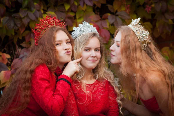 Russas São Lindas Tradições Nacionais Russas Irmãs Coroas Esposas Estrangeiro — Fotografia de Stock