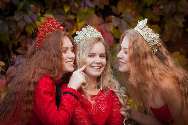 Russas São Lindas Tradições Nacionais Russas Irmãs Coroas Esposas Estrangeiro — Fotografia de Stock