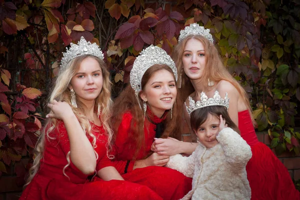 Russas São Lindas Tradições Nacionais Russas Irmãs Coroas Esposas Estrangeiro — Fotografia de Stock