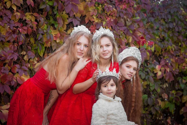 Русские Девушки Прекрасны Русские Национальные Традиции Сестры Коронах Жены Границы — стоковое фото