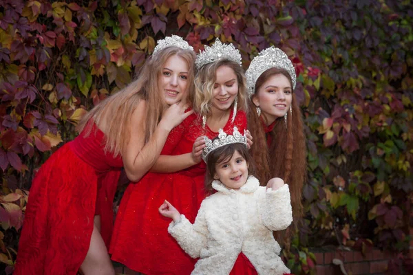 Russische Mädchen Sind Wunderschön Russische Nationale Traditionen Schwestern Kronen Ehefrauen — Stockfoto