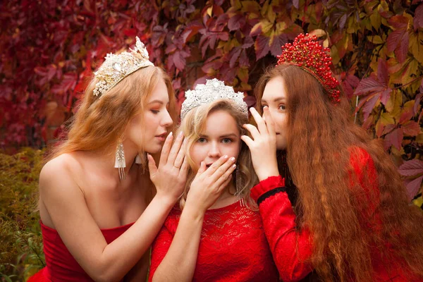 Las Rusas Son Hermosas Tradiciones Nacionales Rusas Hermanas Coronas Esposas —  Fotos de Stock