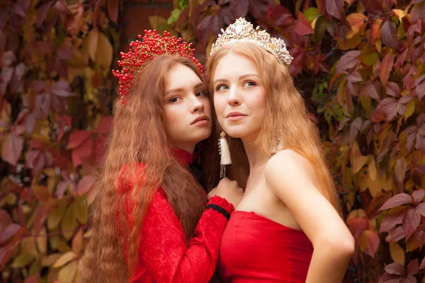 ロシアの女の子は美しいです ロシアの伝統 王冠の姉妹よ 海外からの妻 赤いドレスを着たガールフレンド 妖精姫 — ストック写真