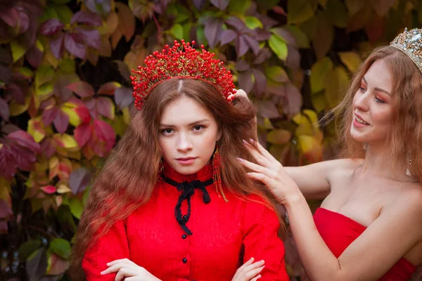 Las Rusas Son Hermosas Tradiciones Nacionales Rusas Hermanas Coronas Esposas —  Fotos de Stock