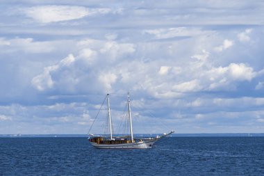 Yelkenleri indirilmiş iki direkli eski gemi