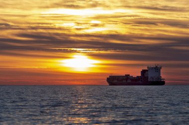 Konteynır gemisi akşamüstü denize açılıyor.