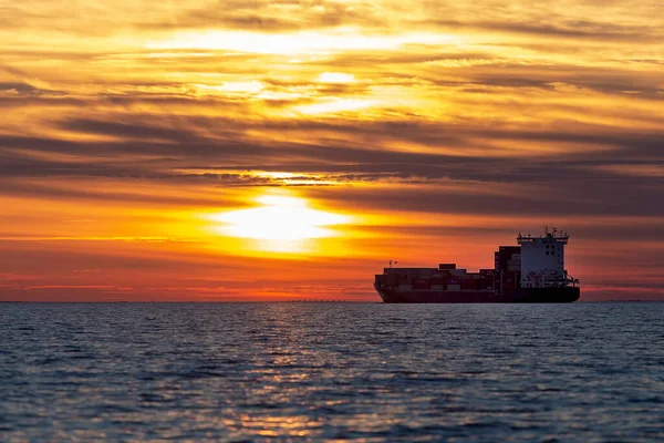 Navio Contentor Atravessando Mar Pôr Sol Noite — Fotografia de Stock