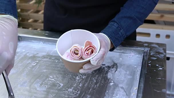 Produzione di gelato tailandese alla frutta naturale. Produzione di gelato in rotoli su un piatto freddo. Gli chef stanno facendo rotoli di gelato su una padella, gelato artigianale dessert. — Video Stock