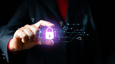 Güvenli erişim ve şifreleme için siber güvenlik ve veri gizliliğini, dijital devre ağları ve koyu arkaplanda küçük güvenlik sembolleriyle parlayan asma kilit simgesini çimdikleyen iş adamını düşünün.