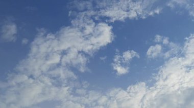 Mavi arka planda beyaz bulutlar. güzel doğa.