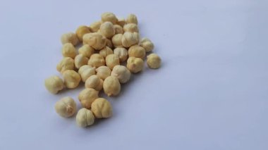 Beyaz arka planda izole edilmiş taze ve sağlıklı nohutlar.