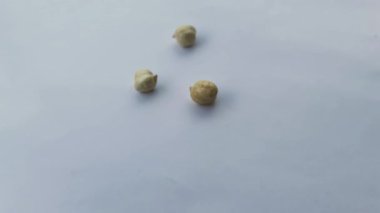 Beyaz arka plandaki siyah ve beyaz fasulye yığınını kapat.