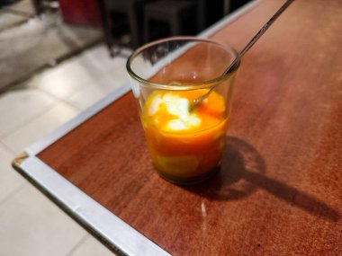 Buzlu ve limonlu kokteyl