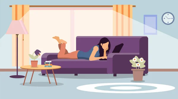 一个带着笔记本电脑的女孩躺在沙发上的病媒卡通画女人躺在她的胃部用笔记本电脑。工作或放松。EPS — 图库矢量图片
