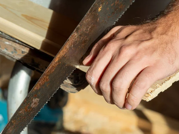 Ein Mann Sägt Mit Einer Handsäge Ein Brett Holzbearbeitungskonzept Nahaufnahme — Stockfoto