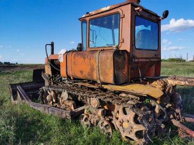 Eski paslı traktör raylarda. Eski tarım malzemeleri