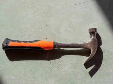 Alçıpan üzerinde inşaat çekici. Yukarıdan manzara, sert gölgeler. İş için araçlar