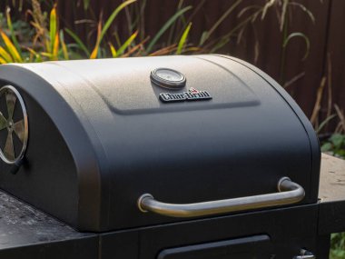 03.10.2020 Rusya, Moskova bölgesi. Kapaklı ızgara kömür ızgarası. Barbekü ekipmanları