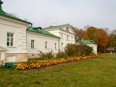 10.2020 Rusya, Tula bölgesi. Volkonsky 'nin Yasnaya Polyana' daki evi. Büyük Rus yazar Leo Tolstoy 'un malikanesindeki en eski ev.
