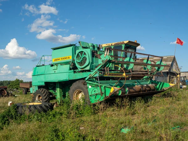 2020 Ρωσία Περιοχή Bryansk Πράσινη Γεωργική Συγκομιδή Γεωργικά Μηχανήματα Συγκομιδής — Φωτογραφία Αρχείου