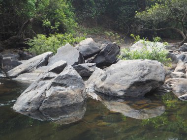 Nehrin yavaşça aktığı devasa kaya parçalarıyla güzel bir manzara.