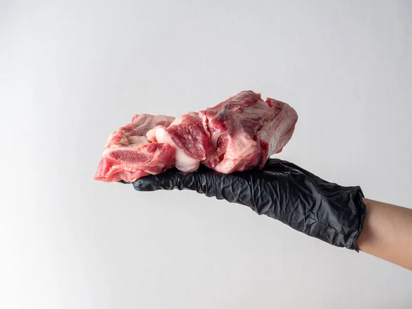 Eine Schwarz Behandschuhte Hand Hält Ein Stück Rohes Fleisch Vor — Stockfoto