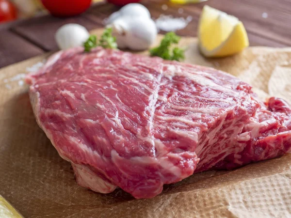 Pedaço Carne Crua Fresca Está Pergaminho Cercado Por Especiarias Ervas — Fotografia de Stock