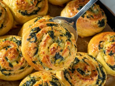 Peynirli ve ıspanaklı taze bukleler. Biri diğerinin üstünde tutulur.