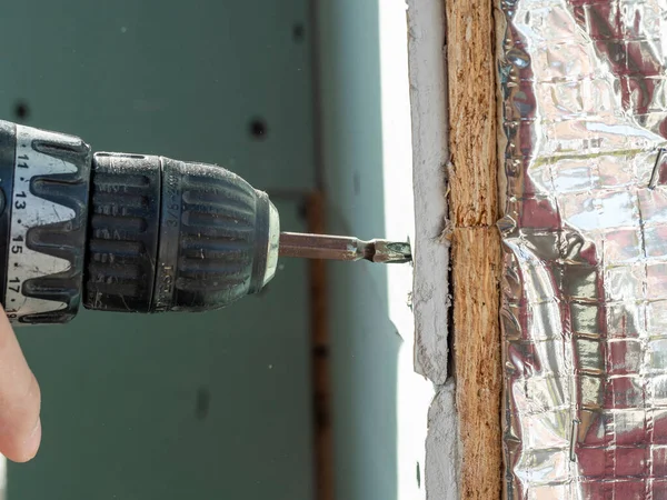 Ein Mann Hält Einen Schraubenzieher Der Hand Und Dreht Die — Stockfoto