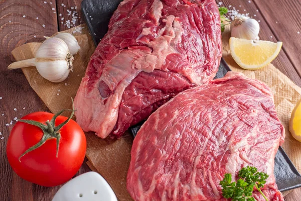 Close Pedaços Carne Crua Suculenta Pergaminho Legumes Especiarias Redor Composição — Fotografia de Stock