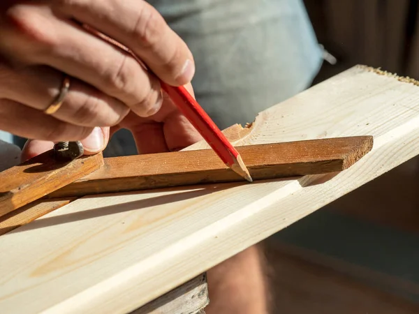 Mannen Ritar Linje Med Penna Konstruktionstavlan Som Mäter Önskad Vinkel — Stockfoto