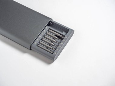 Beyaz arka planda bir çantada parçaları olan bir tornavida seti. Kopyalama alanı, çalışma araçları