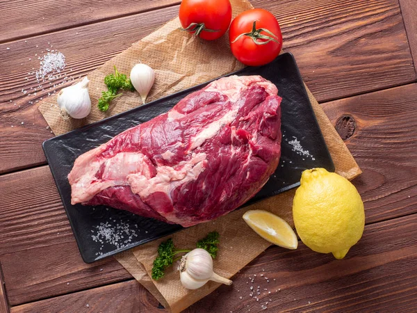 Pedaço Carne Marmorizada Está Pergaminho Cercado Por Ervas Alho Sal — Fotografia de Stock
