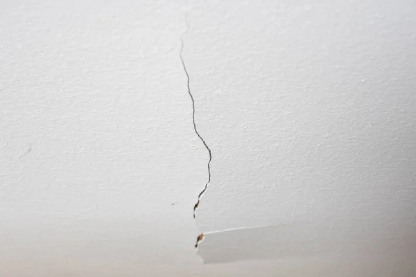 Una Crepa Nel Soffitto Intonacato Bianco Concetto Alloggiamento Fatiscente Scarsa — Foto Stock