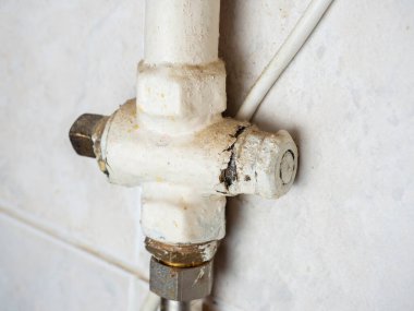 Borudaki eski bir gaz vanası mutfaktaki ocağa gidiyor. Evde gaz patlaması tehlikesi, Astarachay ekipmanları.