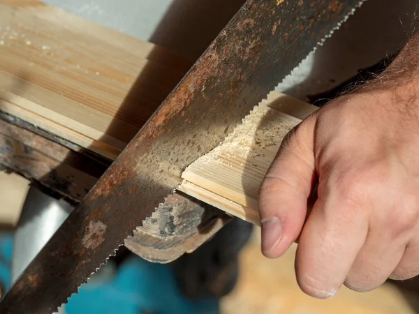 Man Sågar Bräda Med Handsåg Träbearbetningskoncept Närbild — Stockfoto