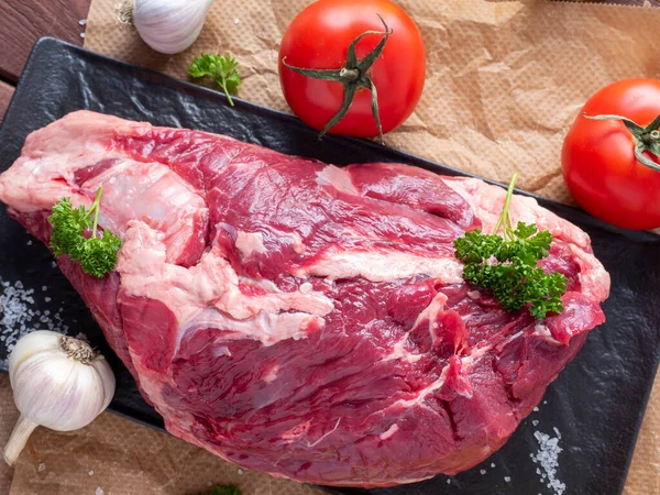Pedaço Carne Marmorizada Está Pergaminho Cercado Por Ervas Alho Sal — Fotografia de Stock