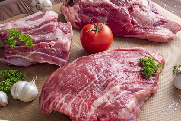 Varios Trozos Carne Vacuno Negra Mármol Cruda Angus Yacen Pergamino — Foto de Stock